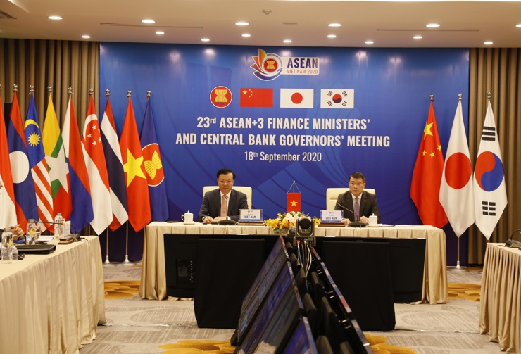 Bộ trưởng Bộ Tài chính Đinh Tiến Dũng và Thống đốc Ngân hàng Nhà nước Việt Nam Lê Minh Hưng tại Hội nghị.