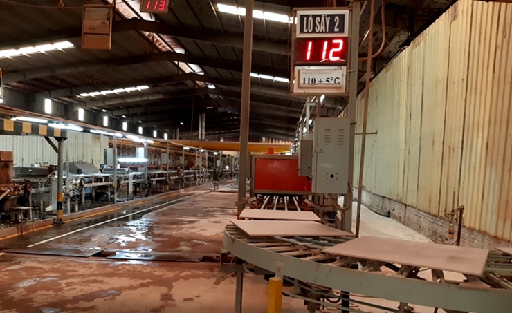 Một công đoạn sấy tự động tại Nhà máy sản xuất gạch men Vĩnh Thắng (Ảnh minh hoạ: Đặng Hiếu) 