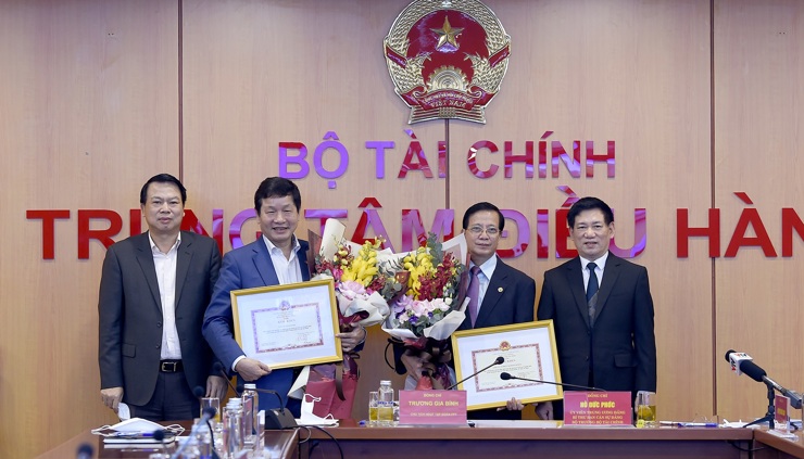 Lãnh đạo Bộ Tài chính trao tặng Bằng khen của Bộ trưởng Bộ Tài chính cho Công ty cổ phần FPT và Tập đoàn SOVICO.
