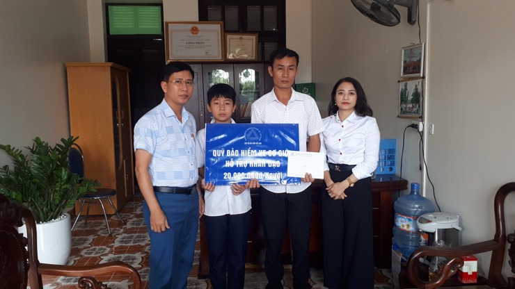 Đại diện Quỹ Bảo hiểm xe cơ giới trao hỗ trợ nhân đạo cho gia đình nạn nhân Vũ Thị Kim Thoa.