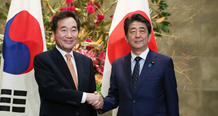 Thủ tướng Hàn Quốc Lee Nak-yon và Thủ tướng Nhật Bản Shinzo Abe trong một cuộc gặp hôm thứ năm - Ảnh: Yonhap