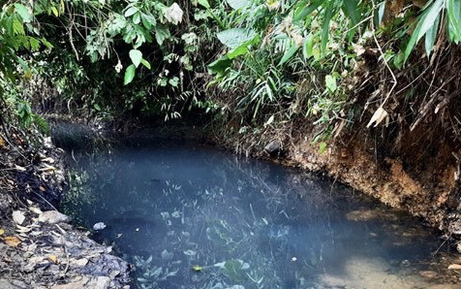 Những ngày gần đây, thông tin nước nhiễm dầu đã và đang trở thành nỗi ám ảnh lớn đối với hàng vạn người dân Hà Nội. Nguồn: internet