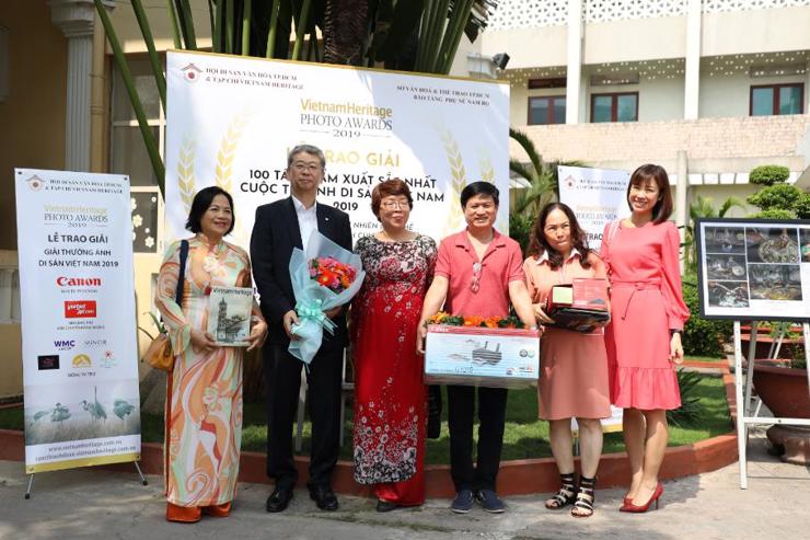 Ông Takeda Satoru – Tổng giám đốc Canon Marketing Việt Nam chụp ảnh lưu niệm cùng các tác giả nhận giải.