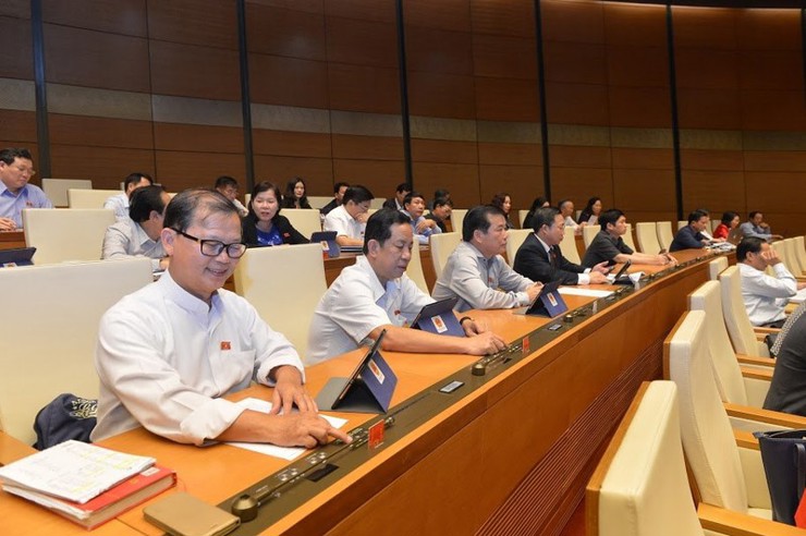 Đại biểu bấm nút thông qua các Dự án Luật tại kỳ họp thứ 8 Quốc hội khóa XIV. Nguồn: internet