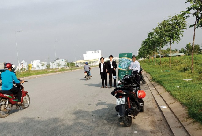 Một dự án tại Thành phố mới Tân An (Long An) đang được nhân viên môi giới rao bán dọc đường.