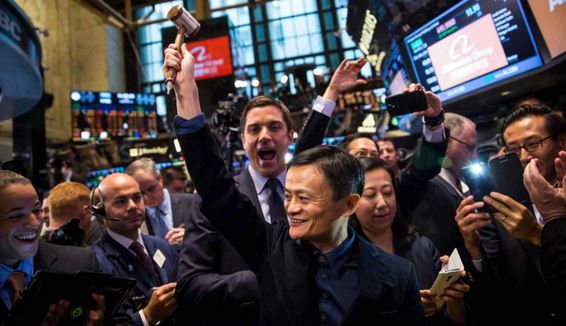  Nhà sáng lập Alibaba Group Holding, Jack Ma, lúc đó là chủ tịch điều hành, tổ chức lễ kỷ niệm tại Sở giao dịch chứng khoán New York nhận dịp doanh nghiệp tiến hành IPO và bắt đầu giao dịch tại đây, ngày 19/9/2014. Ảnh: Getty Images 