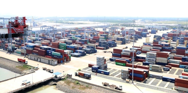 Kể từ khi được xây dựng đến nay, cụm cảng Cái Mép-Thị Vải tiếp tục giữ vững vị thế cảng nước sâu lớn nhất Việt Nam . Các cảng ở Cái Mép-Thị Vải có thể đón tàu trọng tải trên 200 ngàn tấn vào làm hàng (Ảnh: HM)