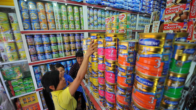 Theo Bộ Tài chính, giá bán lẻ sữa dành cho trẻ em dưới 6 tuổi tại thị trường một số nước thường thấp hơn sản phẩm tương tự tại thị trường Việt Nam. Nguồn: internet