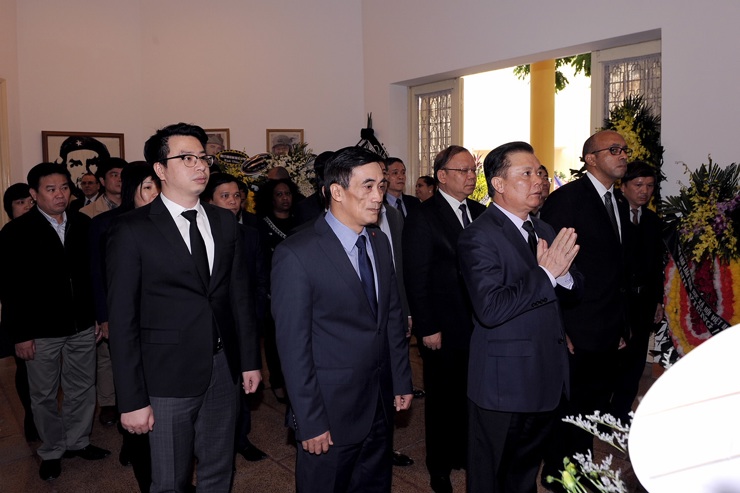 Bộ Tài chính Việt Nam tới viếng lãnh tụ Cuba Fidel Castro. Nguồn: mof.gov.vn