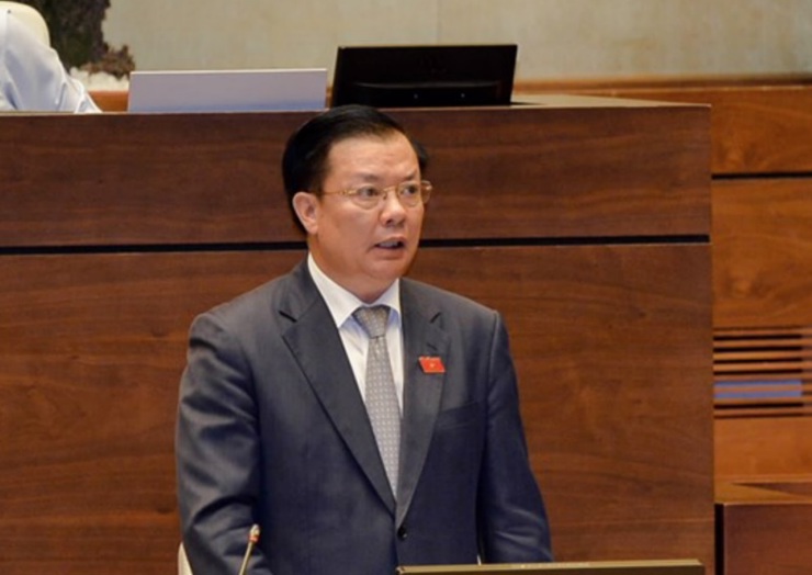 Bộ trưởng Bộ Tài chính Đinh Tiến Dũng báo cáo trước Quốc hội. Nguồn: internet