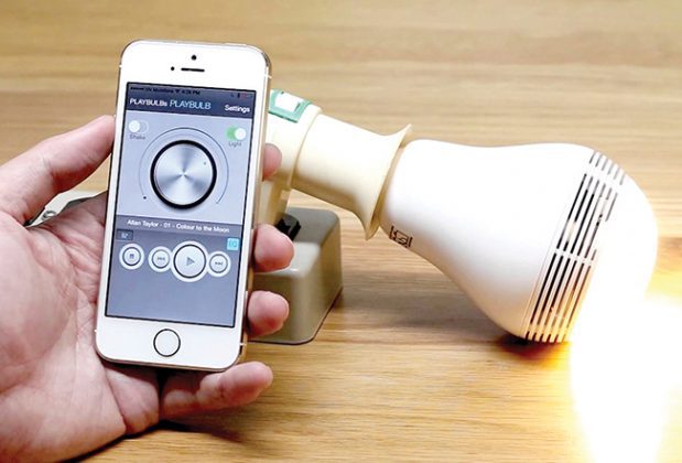 Đèn thông minh giúp người dùng có thể điều khiển từ xa. Nguồn: internet
