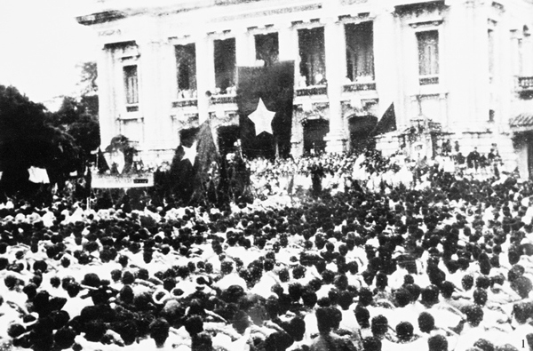 Cuộc mít-tinh phát động khởi nghĩa giành chính quyền do Mặt trận Việt Minh tổ chức tại Nhà hát Lớn Hà Nội ngày 19/8/1945. Nguồn: internet