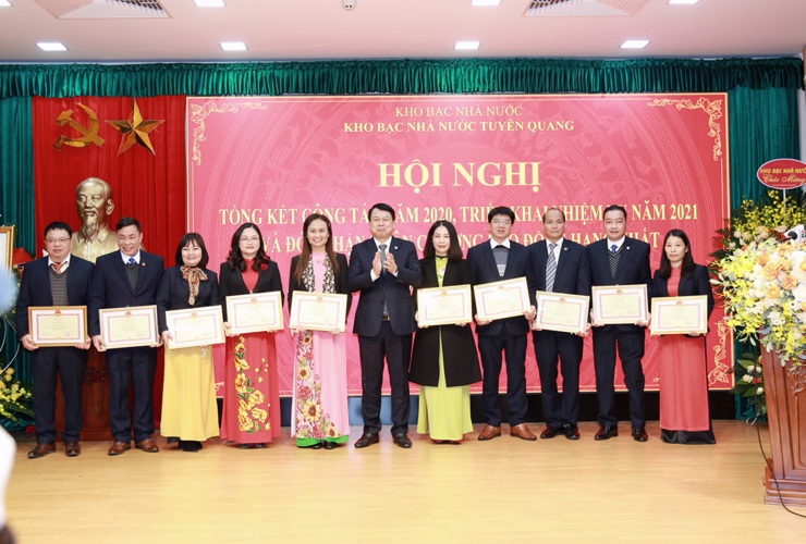 Tổng Giám đốc Kho bạc Nhà nước Nguyễn Đức Chi trao danh hiệu Chiến sỹ thi đua ngành Tài chính, Bằng khen cho các cán bộ, công chức của Kho bạc Nhà nước Tuyên Quang.