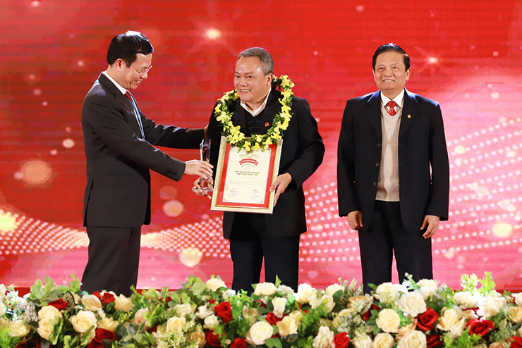 Đại diện Agriank đón nhận Bằng chứng nhận Top 10 doanh nghiệp lớn nhất Việt Nam năm 2020.