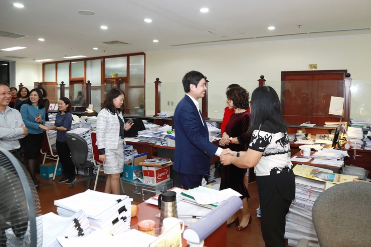 Ban Lãnh đạo Kho bạc Nhà nước động viên công chức trực làm công tác khóa sổ, quyết toán