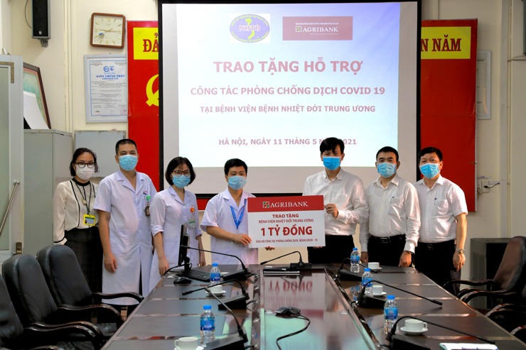 Đại diện Agribank trao kinh phí 1 tỷ đồng hỗ trợ Bệnh viện Bệnh nhiệt đới Trung ương tổ chức công tác phòng, chống dịch bệnh Covid-19.
