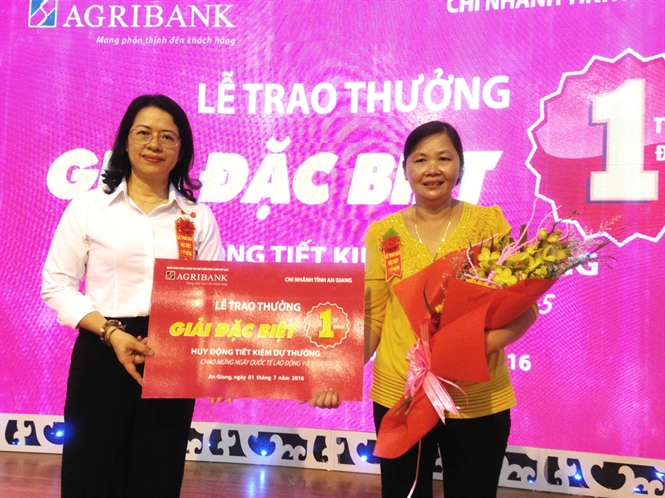 Thay mặt Agribank, bà Nguyễn Thị Phượng đã trao sổ tiết kiệm trị giá 1 tỷ đồng cho bà Đặng Thị Thu Nga.