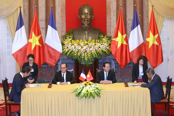 Lễ ký kết thỏa thuận đặt mua máy bay giữa Vietnam Airlines với Airbus trước sự chứng kiến của Tổng thống Pháp Francois Hollande và Chủ tịch nước Trần Đại Quang, ngày 6/9/2016.
