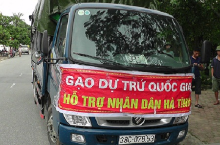 Lái xe lạm dụng băng rôn để chở hàng.