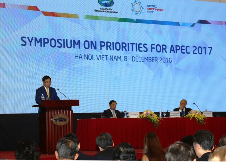 Phó Thủ tướng, Bộ trưởng Bộ Ngoại giao Phạm Bình Minh phát biểu chỉ đạo tại Hội thảo về các vấn đề ưu tiên của năm APEC 2017. 