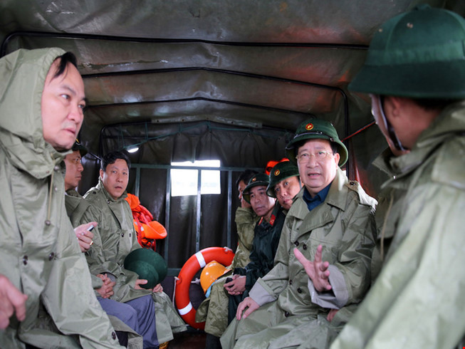 Thứ trưởng Bộ Tài chính (ngoài cùng, bên trái) tham gia cùng đoàn công tác của Phó Thủ tướng Trịnh Đình Dũng kiểm tra công tác phòng chống mưa lũ tại Bình Định.