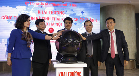 Chủ tịch UBND TP. Hà Nội Nguyễn Đức Chung và đại diện các sở, ban, ngành bấm nút khai trương Cổng thông tin khởi nghiệp.