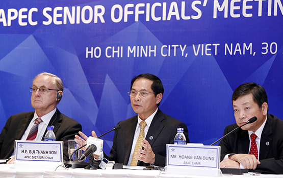 Thứ trưởng Thường trực Bộ Ngoại giao Bùi Thanh Sơn, Phó Chủ tịch Ủy ban Quốc gia APEC 2017, Chủ tịch SOM APEC 2017 trả lời báo chí sau Bế mạc SOM 3.