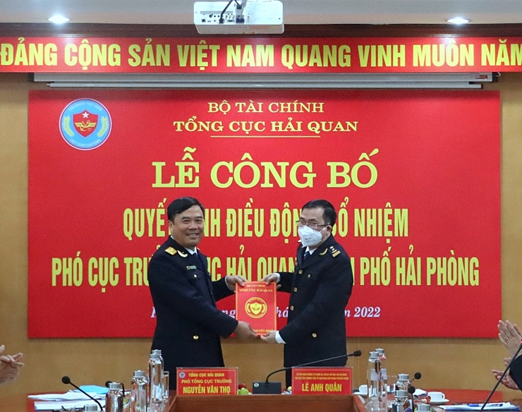 Ph&oacute; Tổng cục trưởng Tổng cục Hải quan Nguyễn Văn Thọ trao quyết định bổ nhiệm cho &ocirc;ng Đặng C&ocirc;ng Th&agrave;nh.