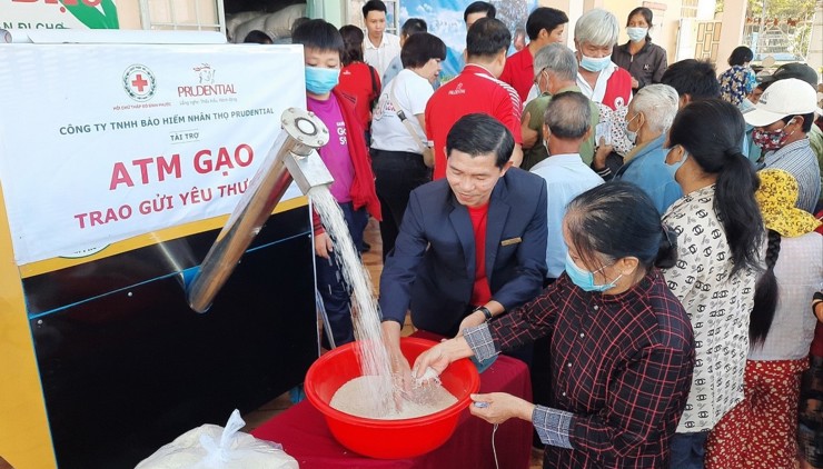 Hàng trăm tấn gạo trong hành trình “ATM gạo - Trao gửi yêu thương” đã được Prudential vận chuyển tận tay các hộ gia đình có hoàn cảnh đặc biệt ở nhiều tỉnh thành trên cả nước.