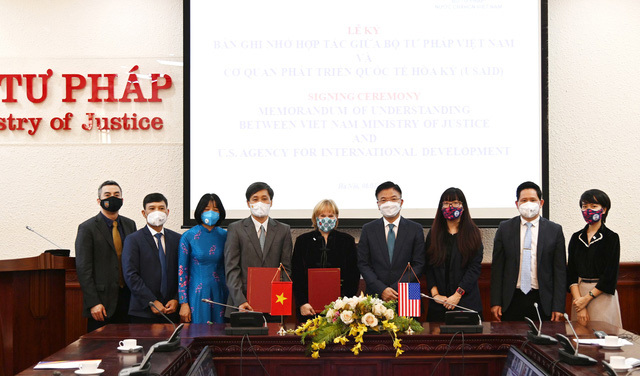 Bộ trưởng Lê Thành Long và các đại biểu tại Lễ ký kết Bản ghi nhớ. Ảnh: VGP.