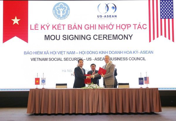 Tổng Giám đốc BHXH Việt Nam Nguyễn Thế Mạnh và Chủ tịch kiêm Tổng Giám đốc USABC ký Biên bản ghi nhớ hợp tác trong lĩnh vực thực hiện chính sách BHYT.