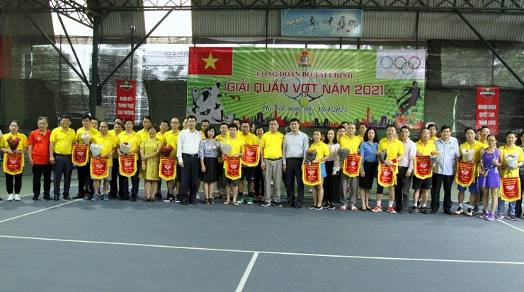 Ban Tổ chức tặng hoa và cờ lưu niệm cho các đội tham gia Giải quần vợt Công đoàn Bộ Tài chính năm 2021.