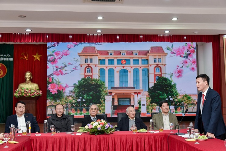 Ông Lê Hoài Thanh - Giám đốc KBNN Hòa Bình phát biểu tại buổi làm việc với Tổng Giám đốc KBNN Nguyễn Đức Chi và Đoàn cán bộ hưu trí Bộ Tài chính đến thăm và làm việc với KBNN Hòa Bình (ngày 23/3/2021)