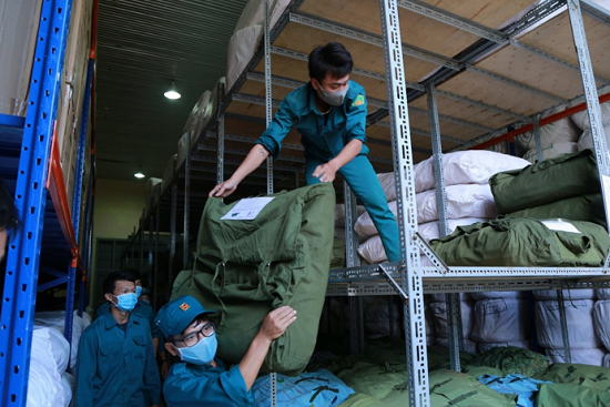 Các chiến sỹ Quân khu 7 tiếp nhận hàng DTQG.