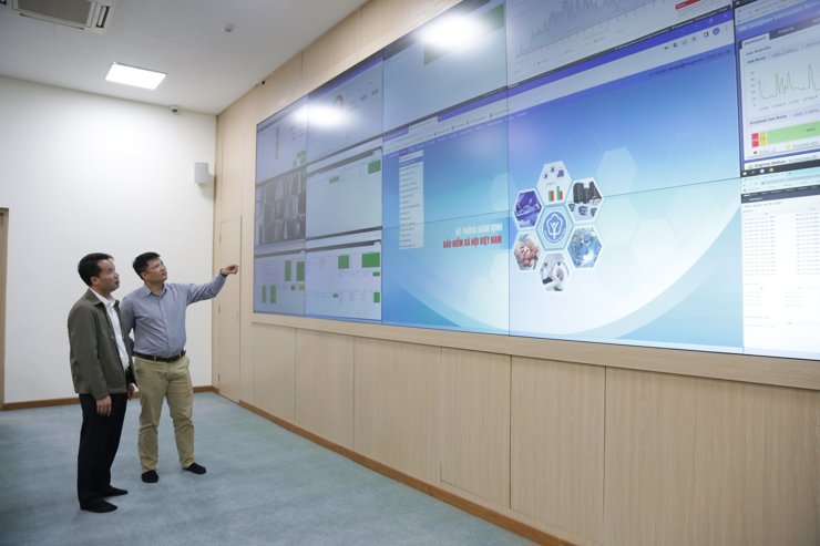 Tổng Giám đốc BHXH Việt Nam Nguyễn Thế Mạnh kiểm tra Hệ thống thông tin giám định BHYT. 