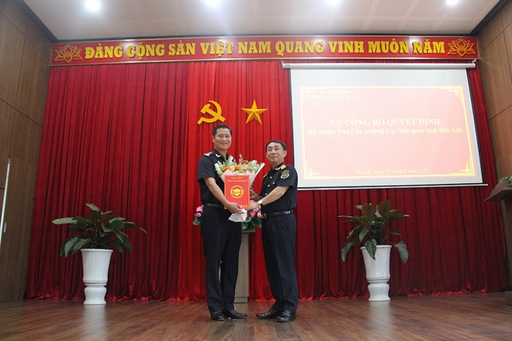 Phó Tổng cục trưởng Tổng cục Hải quan Hoàng Việt Cường (bên phải) trao quyết định bổ nhiệm chức vụ Phó Cục trưởng Cục Hải quan Đắk Lắk cho ông Đỗ Việt Toàn.