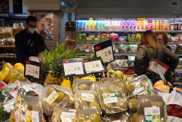 Người dân mua sắm tại một siêu thị ở Rome, Italy. (Ảnh: THX/TTXVN)