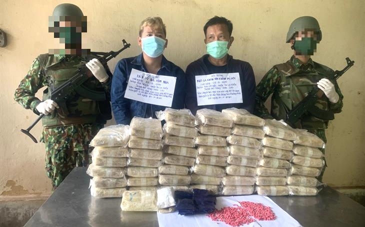 Hai đối tượng người Lào cùng tang vật gồm 304 nghìn viên ma túy tổng hợp vừa bị lực lượng chức năng phối hợp bắt giữ.