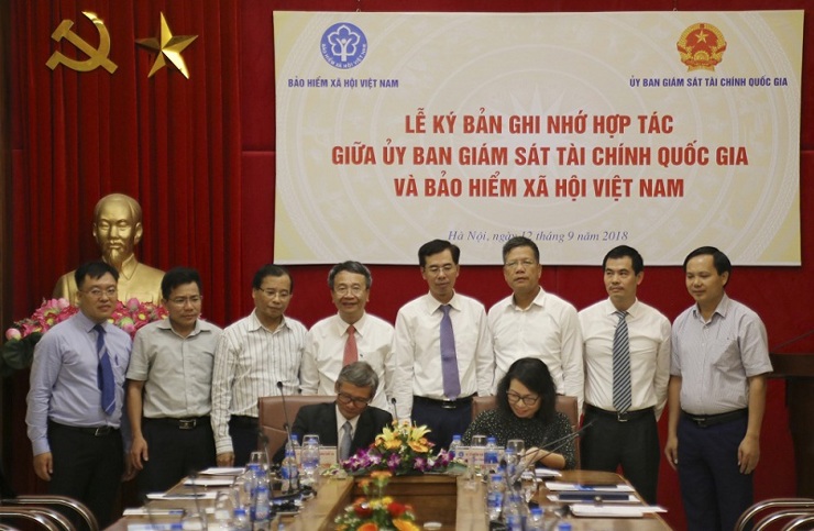 Thứ trưởng, Tổng Giám đốc BHXH Việt Nam Nguyễn Thị Minh và Quyền Chủ tịch Ủy ban Giám sát tài chính Quốc gia Trương Văn Phước ký bản ghi nhớ hợp tác.