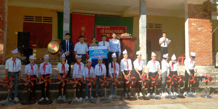 Fubon Life Việt Nam vừa tổ chức trao tặng nhiều phần quà cho trẻ em mầm non, học sinh giỏi vượt khó tại các trường tiểu học, trung học cơ sở tại nhiều tỉnh, thành trên cả nước.