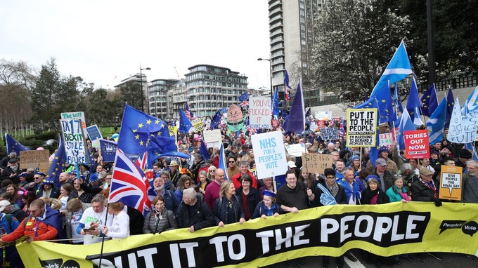 Người biểu tình tham gia chiến dịch "Put It To The People" kêu gọi Anh ở lại EU. Ảnh: ITV.com