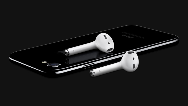 iPhone 7 và tai nghe không dây EarPods.