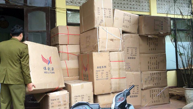 Hơn 30 thùng hàng đồ chơi trẻ em không rõ nguồn gốc vừa được Đội QLTT số 1 (Hà Nội) bắt giữ tại ga Giáp Bát. Nguồn: internet.