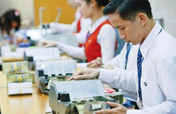 Các ngân hàng đồng loạt tăng lãi suất huy động tiền gửi vào những ngày cuối năm. Với diễn biến này, những người nắm giữ tiền mặt VND lại được lại. Nguồn: internet.