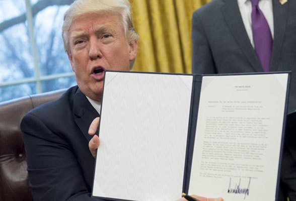 Ông Trump và sắc lệnh rút khỏi TPP mà ông đã ký. Nguồn: internet.