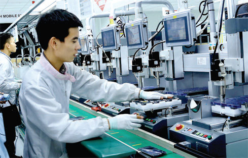 Công nhân Công ty LGE trên dây chuyền lắp ráp máy điện thoại xuất khẩu	Ảnh: Duy Thính/daibieunhandan.vn