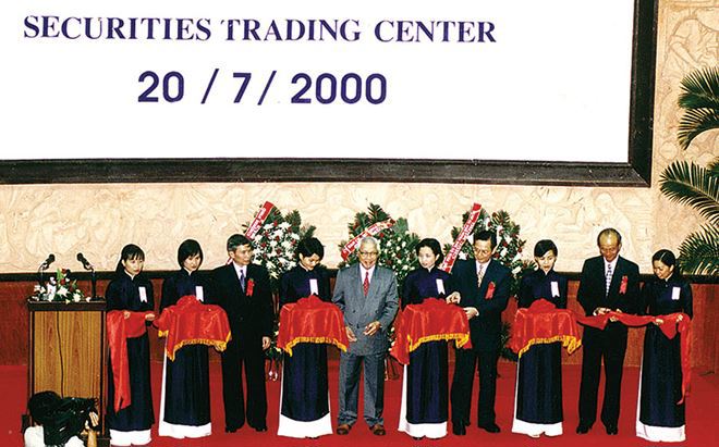 Thị trường chứng khoán Việt Nam ngày khai mở 20/7/2000. Nguồn: Internet