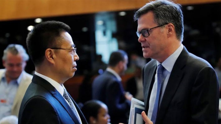 Đại sứ Trung Quốc tại WTO Trương Hướng Thần (trái) và người đồng cấp Mỹ Dennis Shea trước cuộc họp WTO tại Geneva, Thụy Sỹ, ngày 26/7 - Ảnh: Reuters
