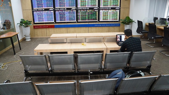 Từ 15/4/2018, sau khi vượt đỉnh 1.200 điểm, chỉ số VN-Index liên tục lao dốc và suy giảm kéo dài cho đến nay, mức thấp nhất ghi nhận xuống tới 884,75 điểm trong ngày 12/7 vừa qua - Ảnh: Quang Phúc.