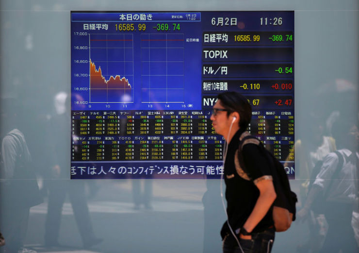 Một màn hình bảng giá chứng khoán tại sàn giao dịch Tokyo, Nhật Bản. Ảnh Reuters